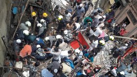 Nejméně 40 lidí zůstalo uvězněno pod troskami čtyřposchoďové budovy, která se zřítila v indické finanční metropoli Bombaji.