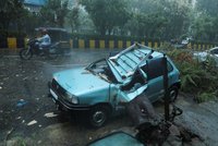 Cyklon udeřil naplno na Indii: 110 mrtvých, spoušť, evakuace a desítky pohřešovaných
