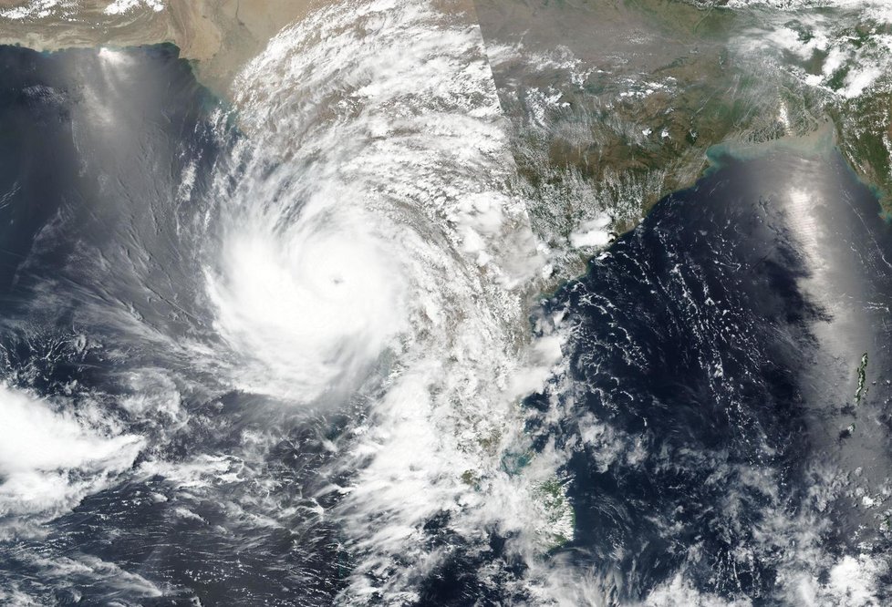 Cyklon Tauktae udeřil na Indii, především na stát Gudžarát a také na metropoli Bombaj (17.5.2021).