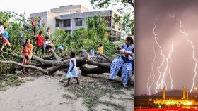 Během silné bouře v Indii zahynulo více než 50 lidí, monzunové deště způsobily záplavy, silný vítr vyvracel stromy.