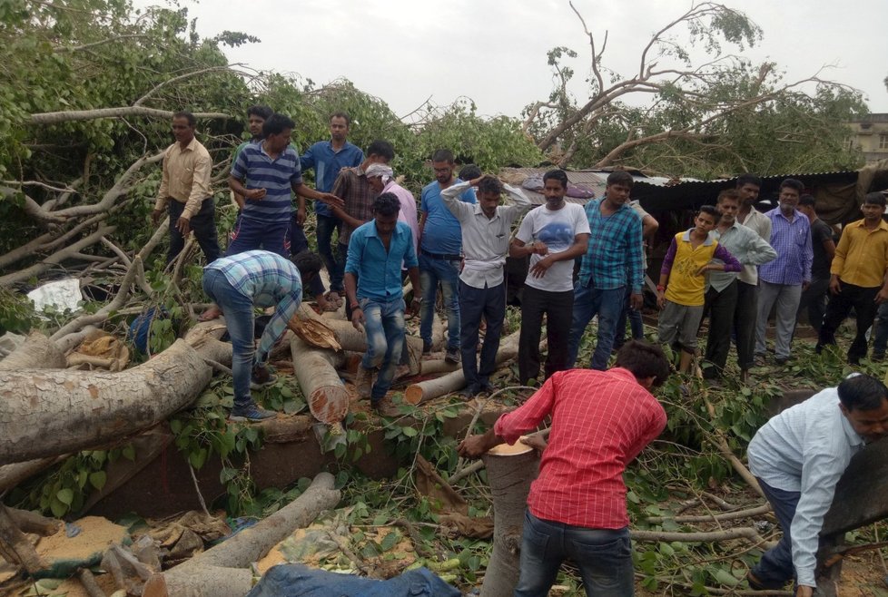 Během silné bouře v Indii zahynulo více než 50 lidí, monzunové deště způsobily záplavy, silný vítr vyvracel stromy.