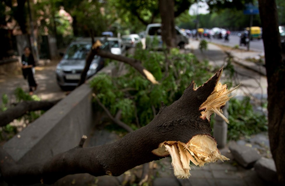 Indii zasáhla silná bouře, zemřely desítky lidí. (14.5.2018)