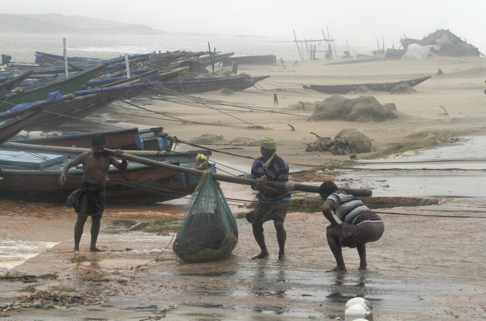 Indii zasáhla smrtelná tropická bouře.