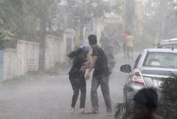 Tropická bouře pustošila Indii: Pět mrtvých, statisíce lidí bez elektřiny