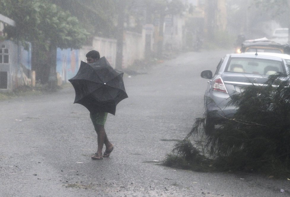 Indii zasáhla smrtelná tropická bouře.