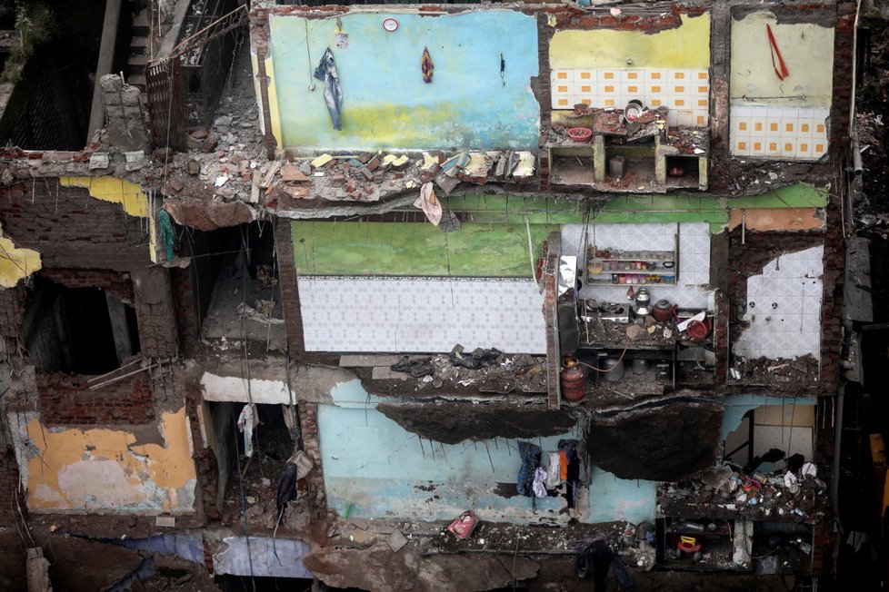 V západní Indii přišlo o život nejméně deset lidí, když se zřítila třípatrová obytná budova (21. 9. 2020)