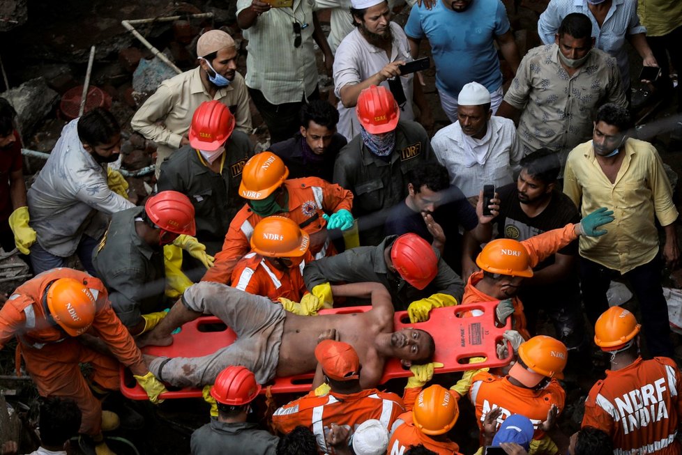V západní Indii přišlo o život nejméně deset lidí, když se zřítila třípatrová obytná budova (21. 9. 2020)