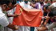 Indové protestují pálením čínské vlajky