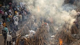 V Indii pokračuje pálení obětí covidu (28.4.2021)