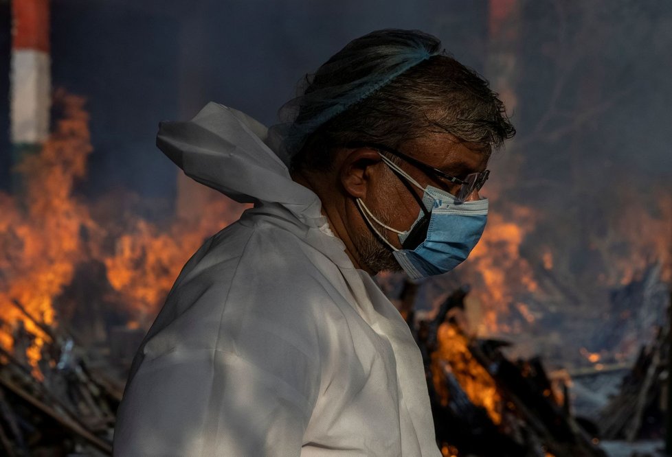 V Indii pokračuje pálení obětí covidu (28.4.2021)