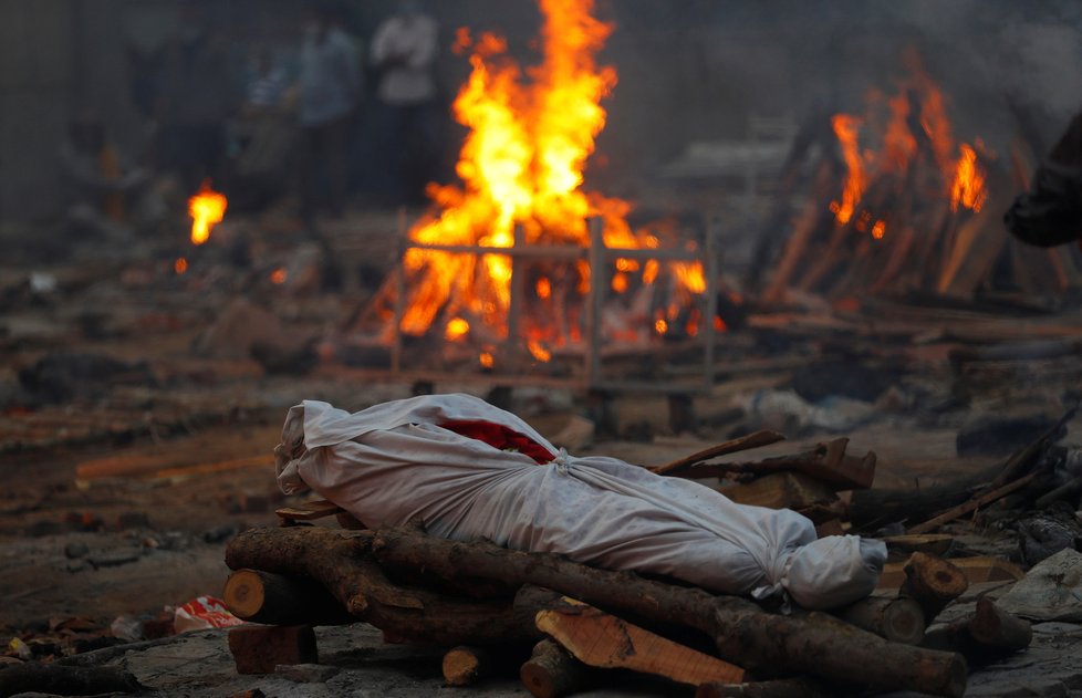 V Indii pokračuje zoufalství, úřady nestíhají pálit mrtvé (1. 5. 2021).