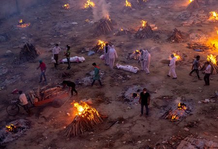 Začátek hromadných kremací, Nové Dillí, Indie