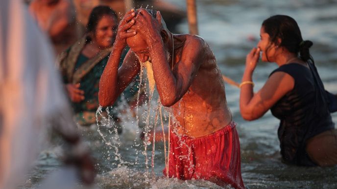 Indické řeky Ganga a Jamuna mají dostat stejná práva, jaká mají lidé. Pachatel znečišťovaní či poškozovaní, bude moci být souzen stejně, jako kdyby způsobil újmu člověku.