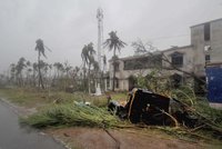 Ničivý cyklon zabil už 33 lidí. Extrémní vichr trhal Indům střechy i telefonní sloupy