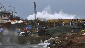 Cyklon Phailin bičoval pobřeží prudkým lijákem a poryvy větru dosahujícími až rychlosti 200 kilometrů za hodinu