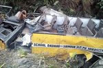 Při nehodě školního autobusu na horské silnici v severní Indii přišlo o život šest školáků a řidič.