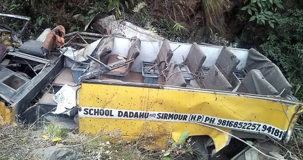 Školní autobus se zřítil do rokliny. Při tragédii zemřelo šest malých dětí