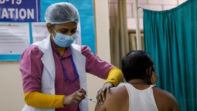 Očkování proti covidu v indickém Dillí (5. 7. 2021)
