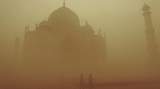 Indii dusí smog. Taj Mahal zmizel v mlze a turisté i místní si fotí #smogselfie