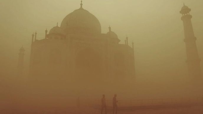 Cíl milionů turistů, Taj Mahal, není v ideální fotogenické formě.