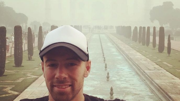 Tenhle uživatel k fotce napsal "Konečně si návštěvu Taj Mahalu mohu odškrtnout z TO DO listu. Opravdu tam vzadu je. V té mlze. Slubuju!"