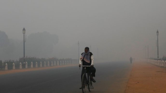Indická metropole Dillí v oblaku smogu poté. 