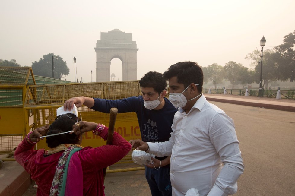 Indickou metropoli Dillí dnes zahalil hustý oblak smogu poté, co desítky tisíc lidí ve středu odpalovaly petardy u příležitosti hinduistického svátku světel díválí.