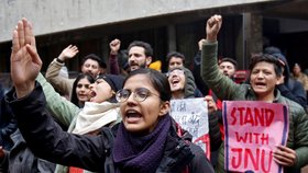 Po útoku na univerzitu vyšli studenti do ulic.