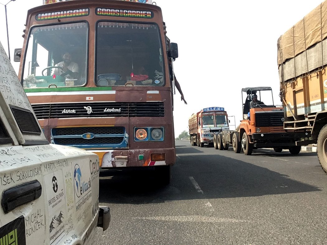 Před kým se mít v Indii na silnicích nejvíce na pozoru? Před řidiči autobusů! Patří vždy k těm nejrychlejším a zároveň bezohledným.