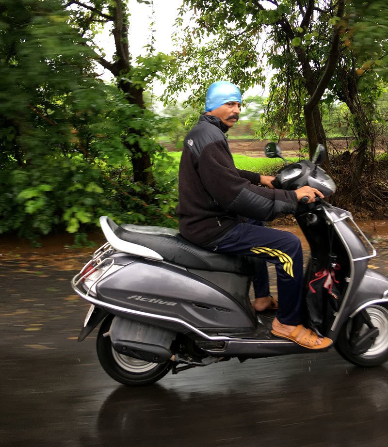 V Indii se helmy na motorkách nenosí. Zde byl ale pán uvědomělý a vzal si alespoň koupací čepici, aby mu nezmokl účes. 