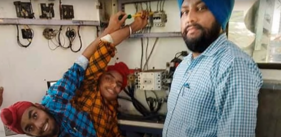 Siamská dvojčata (19) si našla práci jako elektrikáři.