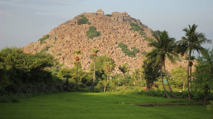 Kopec Krishnagiri, který tvoří jeden ze tří vrcholů pevnostního trojúhelníku, vypadá jak umělá navážka balvanů.