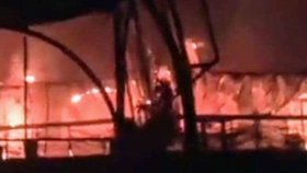 Požár v nočním klubu po výbuchu zabil 25 lidí.