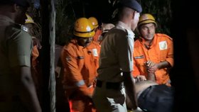 Požár v nočním klubu po výbuchu zabil 25 lidí.