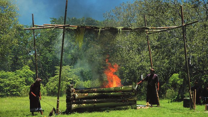 Balijská kremace se více než rozloučení s mrtvým podobá velkolepému pikniku. Na závěr nechybějí ani prodavači zmrzliny a sladkostí. Balijská kremace se více než rozloučení s mrtvým podobá velkolepému pikniku. Na závěr nechybějí ani prodavači zmrzliny a sladkostí.