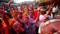 Hinduisté  během festivalu barev Holi