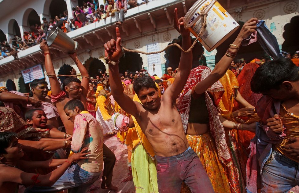 Hinduisté při jedné ze svých mnoha náboženských slavností