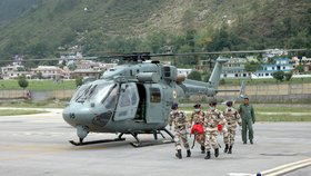 Indičtí vojáci helikoptérami přepravují ze sedmitisícovky Nandá Déví těla sedmi horolezců, kteří tam zahynuli na konci května (3. 7. 2019)
