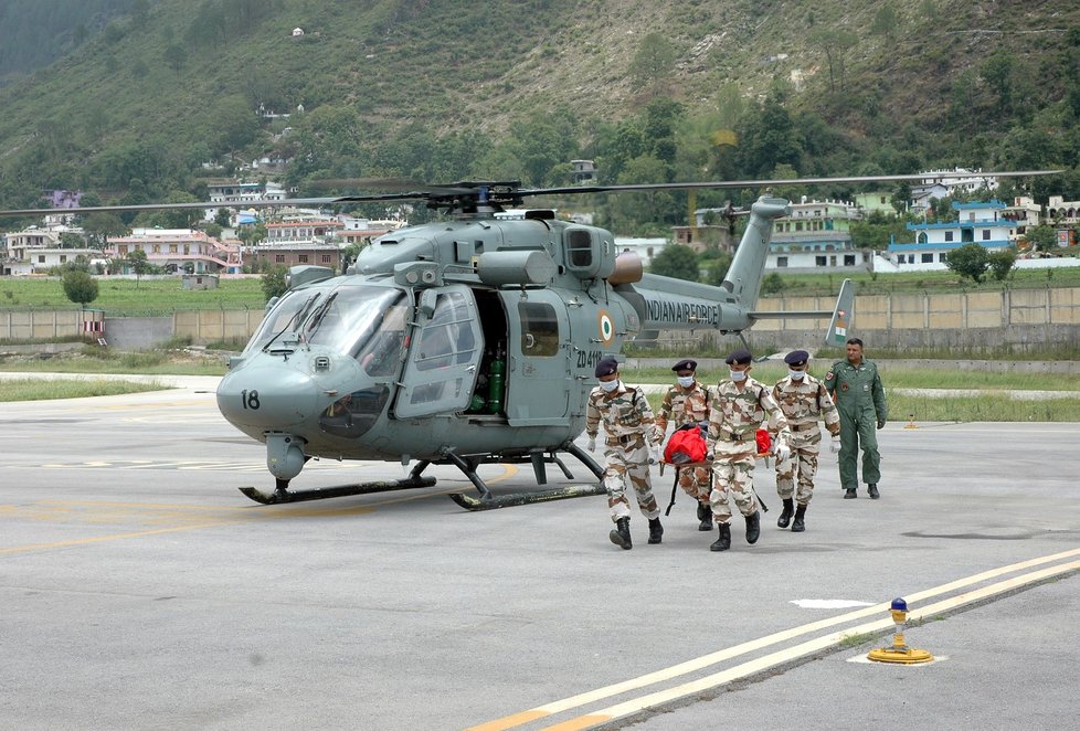 Indičtí vojáci helikoptérami přepravují ze sedmitisícovky Nandá Déví těla sedmi horolezců, kteří tam zahynuli na konci května (3. 7. 2019)