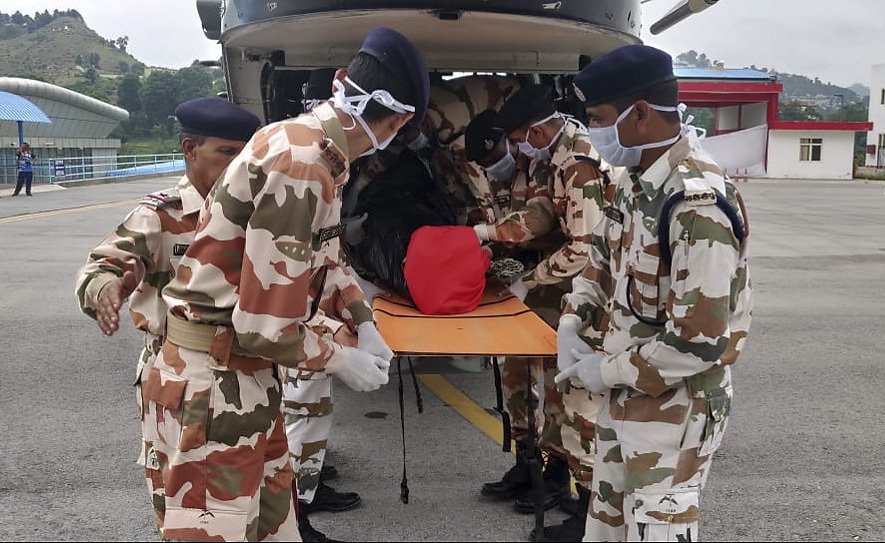 Indičtí vojáci helikoptérami přepravují ze sedmitisícovky Nandá Déví těla sedmi horolezců, kteří tam zahynuli na konci května (3. 7. 2019)