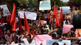 Zákaz prodeje dobytka na maso vyvolal v Indii velké protesty.