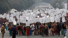 Davy tisíce žen protestují proti znásilňování