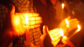 Za mrtvou Indku lidé zapaují svíčky