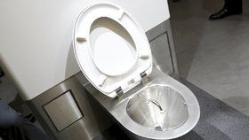 Reklama Direct pojišťovny rozvířila debatu o tom, zda můžou zaměstnavatelé zakazovat pracovníkům chodit na záchod.
