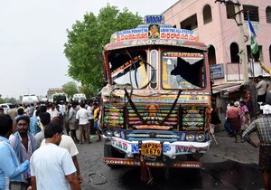 Nejméně 20 lidí v pátek zahynulo a dvě desítky dalších utrpěly zranění na jihu Indie, když řidič kamionu ztratil kontrolu nad vozidlem a najel do davu manifestujících.
