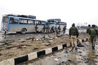 Bomba zabila 44 policistů. Premiér slibuje teroristům „drtivou odpověď“