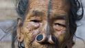 Ženy z kmene Apatani mají díry v nosech a tetování na obličeji.