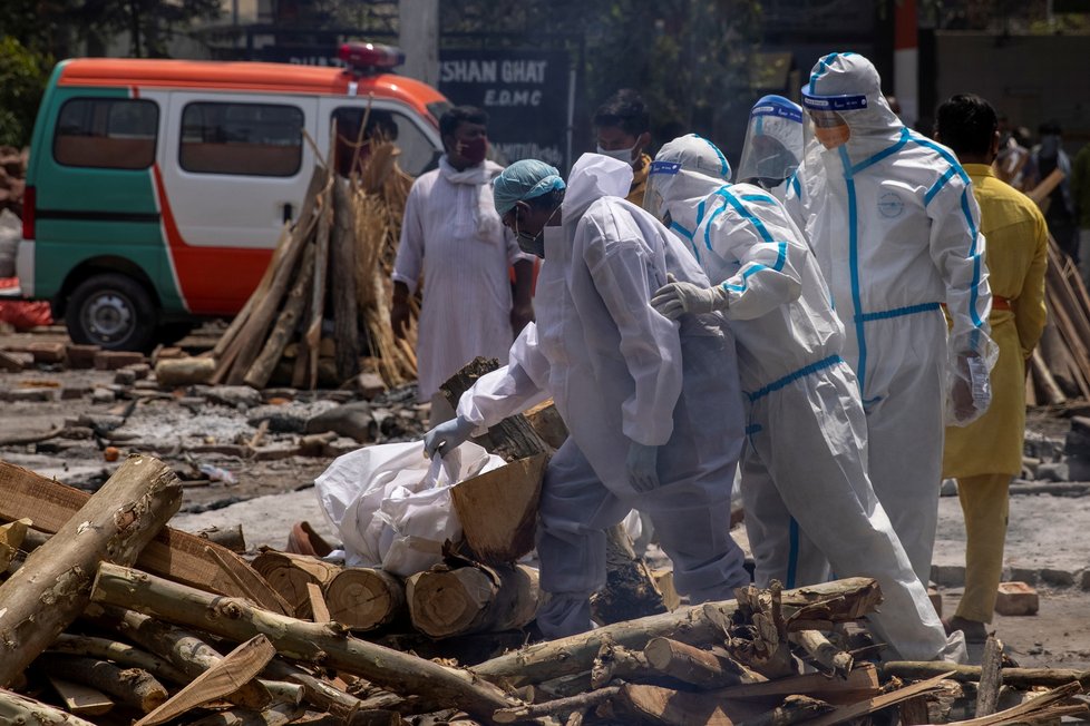 Dramatická situace v Indii kvůli šíření nové mutace koronaviru pokračuje (28.4.2021)