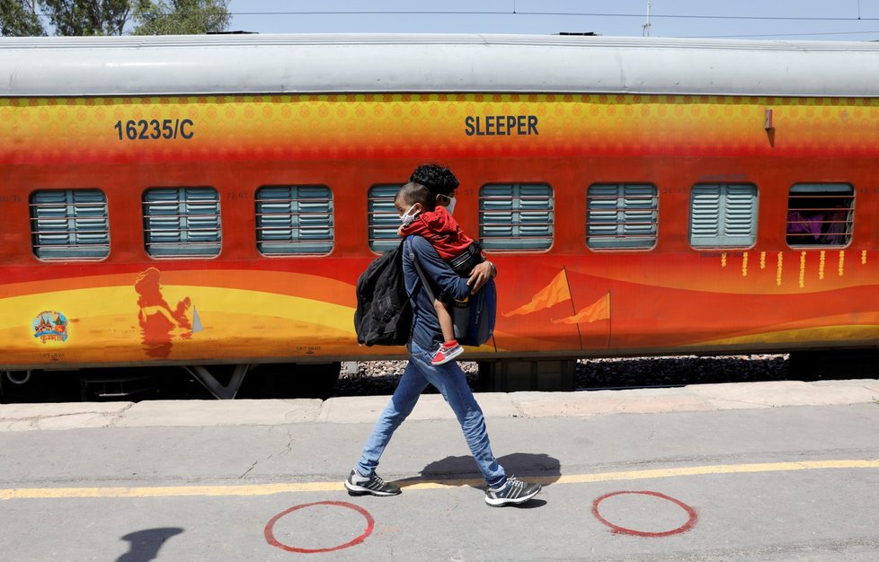 Upozornění na sociální odstup v Indii na nádraží (16. 5. 2020)