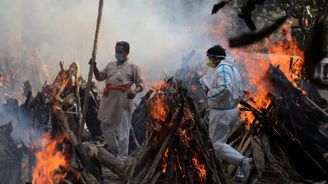 OBRAZEM: Indická apokalypsa. Zemi drtí nejtěžší vlna pandemie